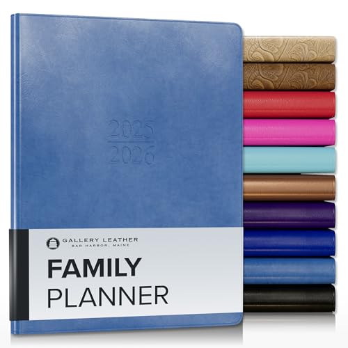 Gallery Leather Familienplaner 2026 für Mütter, elegant gebundener Kalenderplaner und Notizbuch mit stilvollen weißen Seitenrändern, 18 Monate – Acadia Hortensie – 22,9 x 17,8 cm Gallery Leather Familienplaner 2026 für Mütter, elegant gebundener Kalenderplaner und Notizbuch mit stilvollen weißen Seitenrändern, 18 Monate – Acadia Hortensie – 22,9 x 17,8 cm von Gallery Leather