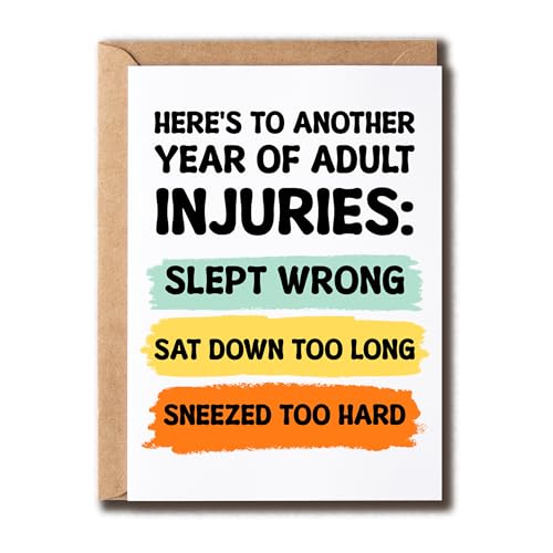 GoGi93Art Here's To Another Year Of Adult Injuries-Karte – Lustige Geburtstagskarte – Humorgruß – Frecher Jahrestag – Frauen – Männer GoGi93Art Here's To Another Year Of Adult Injuries-Karte – Lustige Geburtstagskarte – Humorgruß – Frecher Jahrestag – Frauen – Männer von GoGi93Art