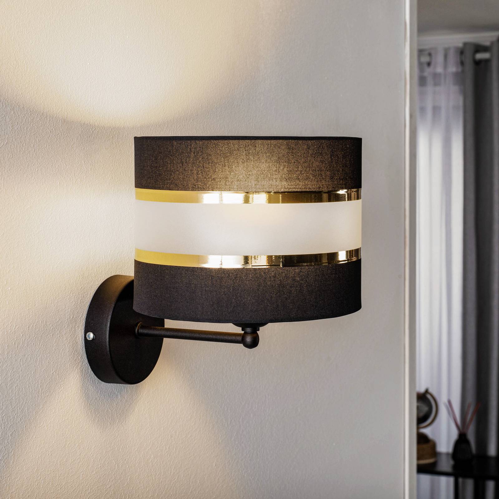 Wandlampe Helen Ausleger Textilschirm schwarz-gold Wandlampe Helen Ausleger Textilschirm schwarz-gold von HELam