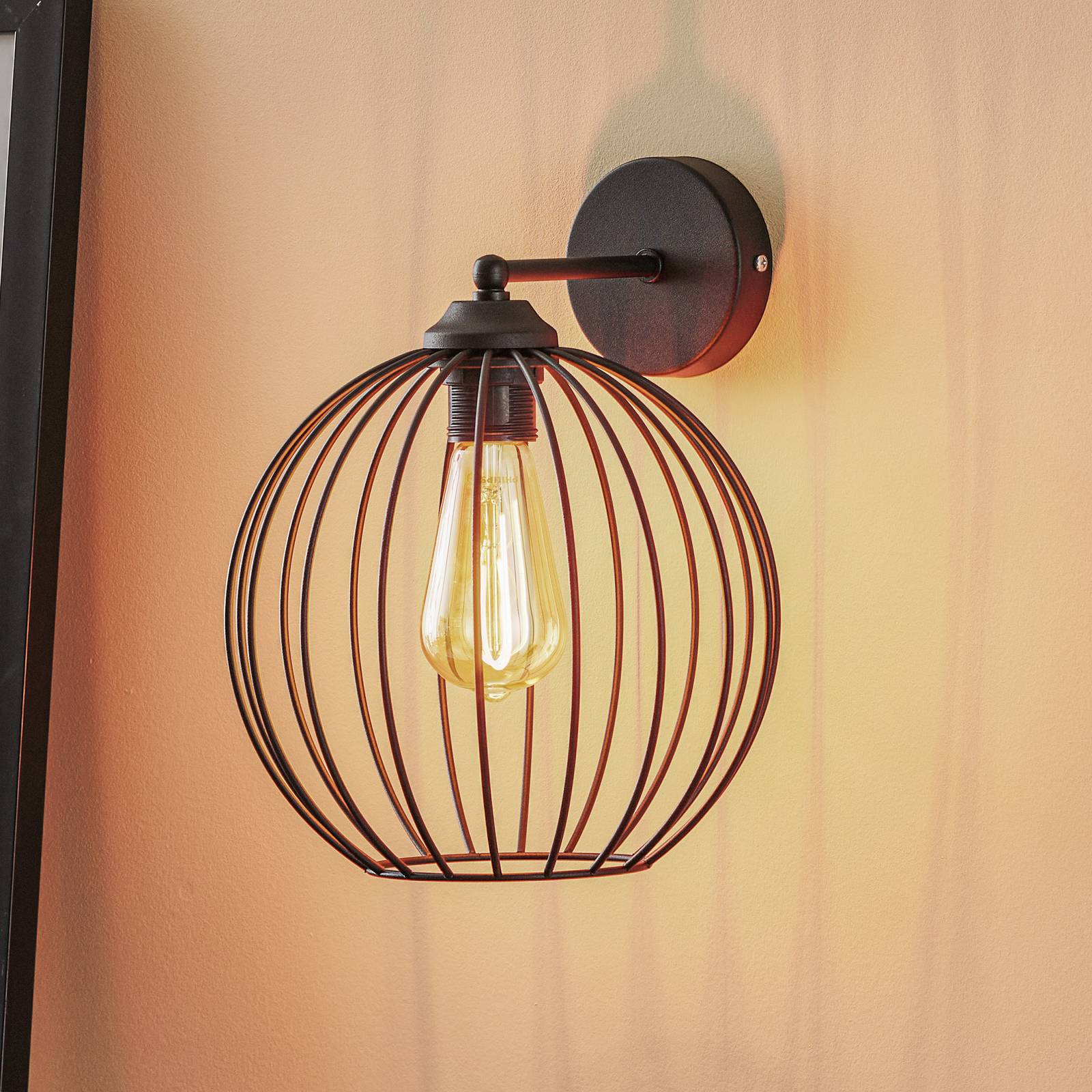 Wandleuchte Cumera in Schwarz mit Käfigschirm Wandleuchte Cumera in Schwarz mit Käfigschirm von HELam