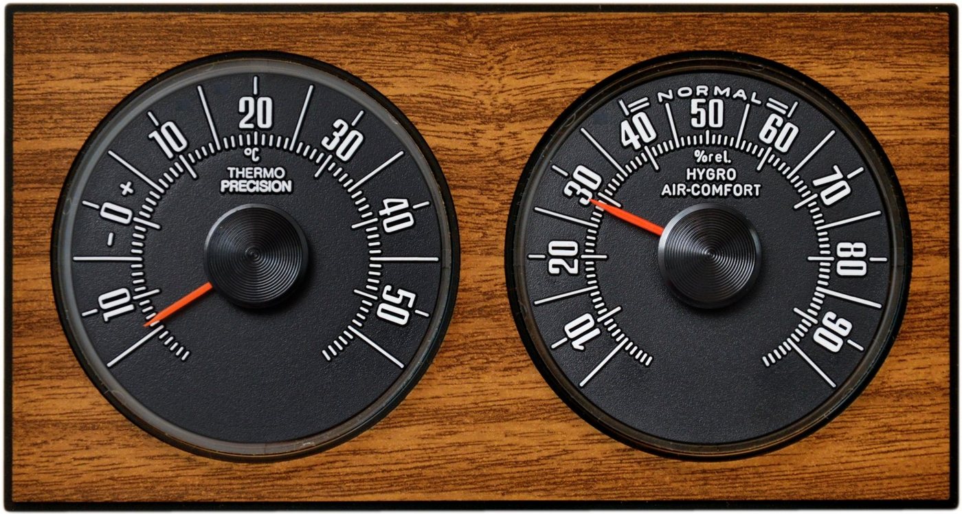 HR Autocomfort Analoge Wetterstation Thermometer Hygrometer aus 1972 in Eiche Design Wetterstation (Aufstellbügel) von HR Autocomfort