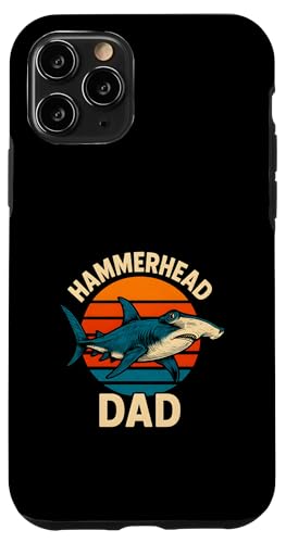 Hammerhead Dad Herren Ocean Surfs Up Retro Sunset Cool Hülle für iPhone 11 Pro Hammerhead Dad Herren Ocean Surfs Up Retro Sunset Cool Hülle für iPhone 11 Pro von Hammerhead Harmony - Surf's Up Shark Apparel