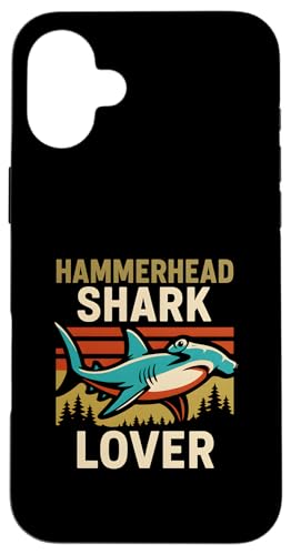 Hammerhead Shark Lover Retro-Sonnenuntergang im Vintage-Stil, Meer und Strand Hülle für iPhone 16 Plus Hammerhead Shark Lover Retro-Sonnenuntergang im Vintage-Stil, Meer und Strand Hülle für iPhone 16 Plus von Hammerhead Harmony - Surf's Up Shark Apparel