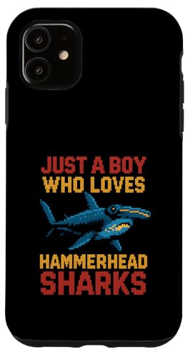 Junge liebt Hammerhaie surft den Ozean hinauf Hülle für iPhone 11 Junge liebt Hammerhaie surft den Ozean hinauf Hülle für iPhone 11 von Hammerhead Harmony - Surf's Up Shark Apparel