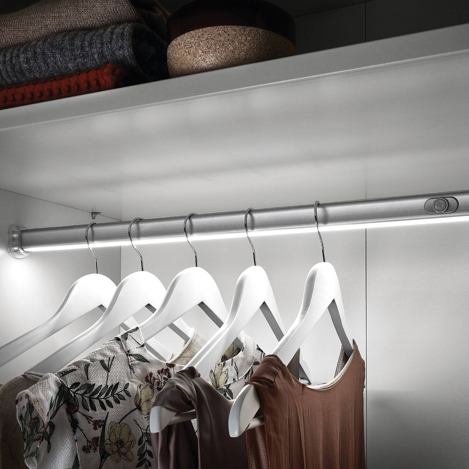 LED-Kleiderstangenleuchte mit Sensor, 60cm LED-Kleiderstangenleuchte mit Sensor, 60cm von Hera