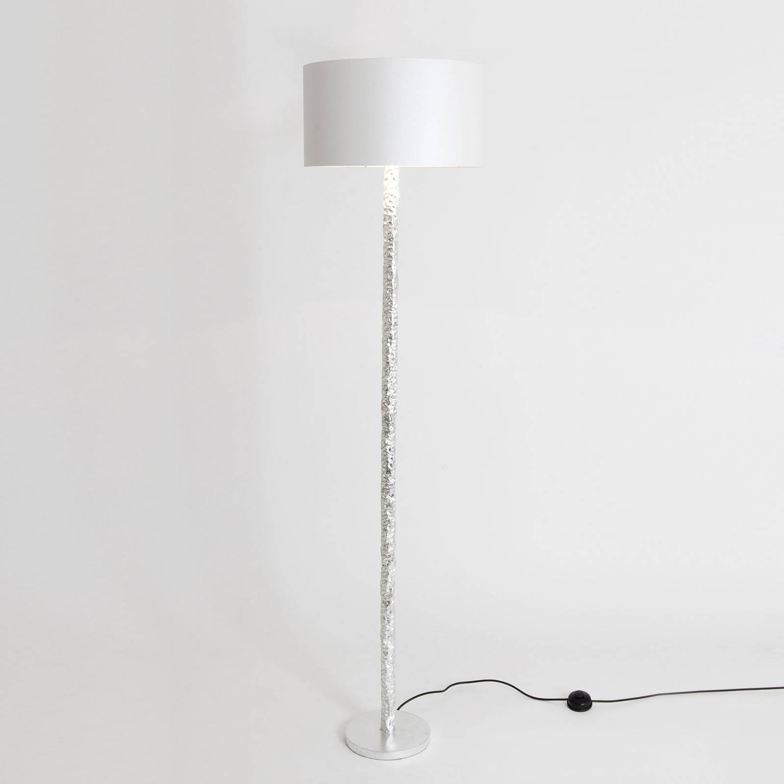 Stehlampe Cancelliere Rotonda Seide weiß/silber Stehlampe Cancelliere Rotonda Seide weiß/silber von Holländer
