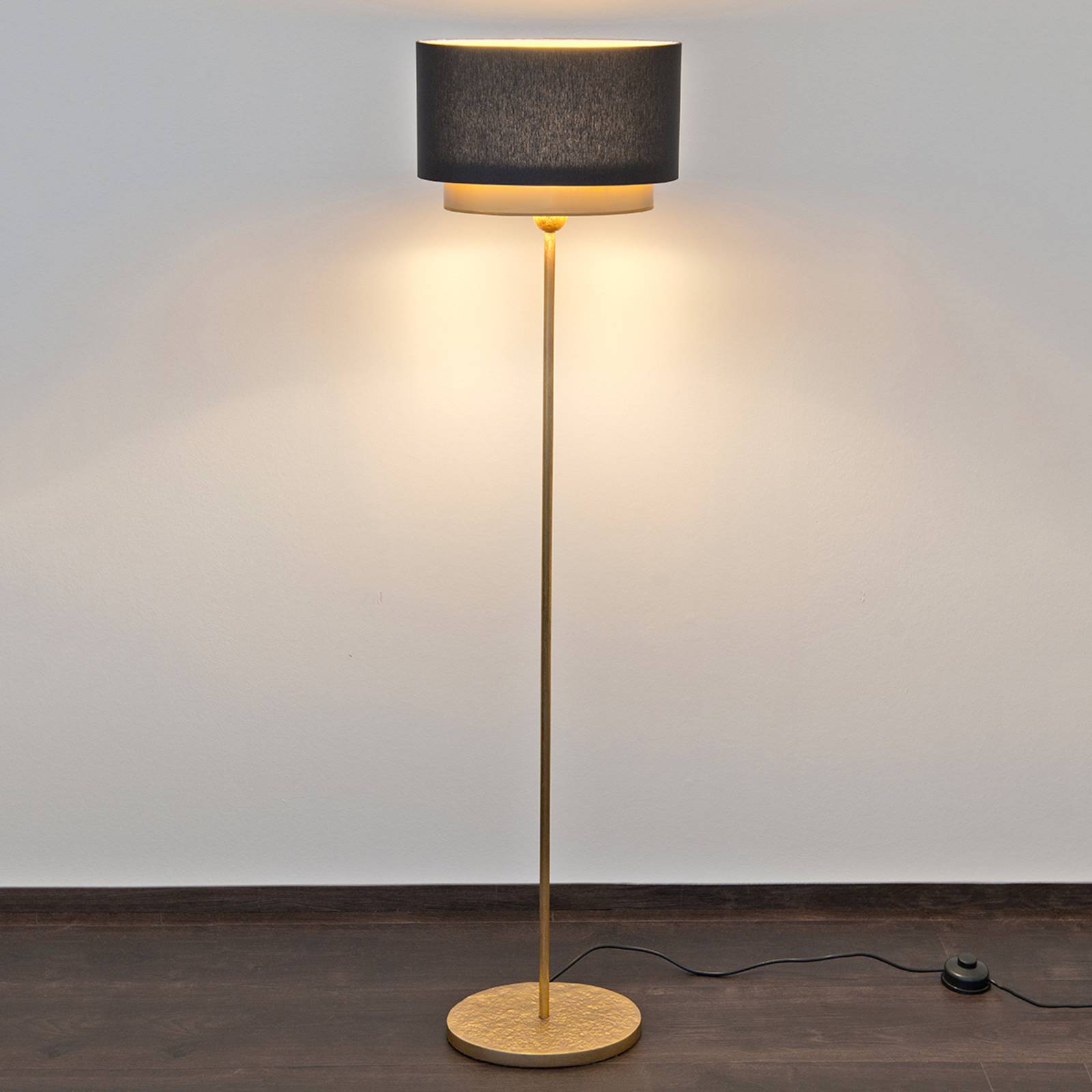 Stehlampe Mattia, Schirm oval und doppelt, schwarz Stehlampe Mattia, Schirm oval und doppelt, schwarz von Holländer