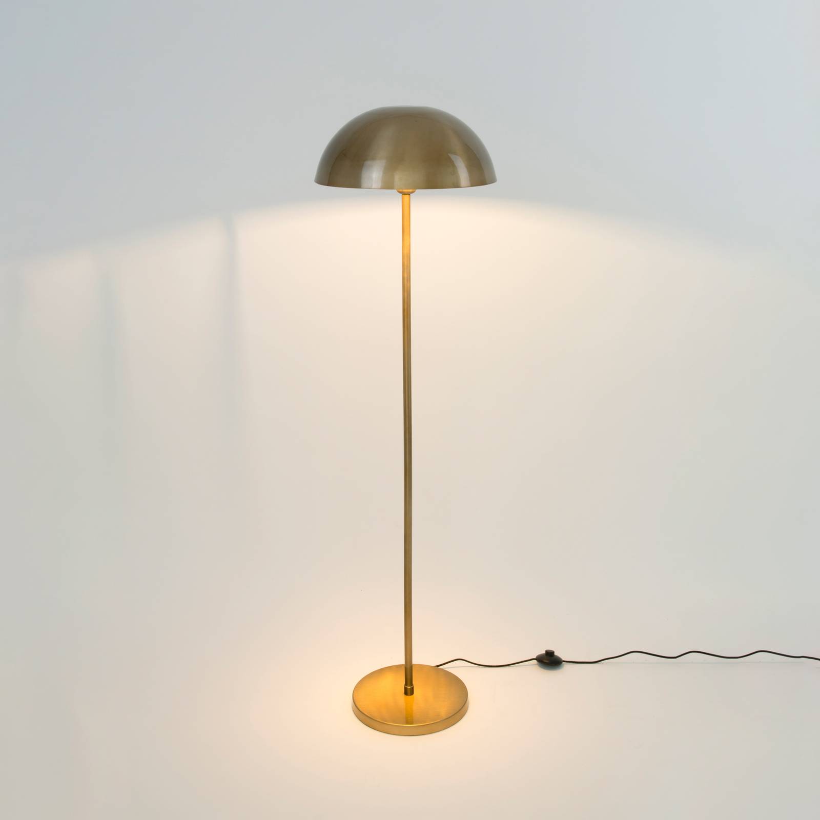 Stehleuchte Fungo, unten strahlend, gold Stehleuchte Fungo, unten strahlend, gold von Holländer