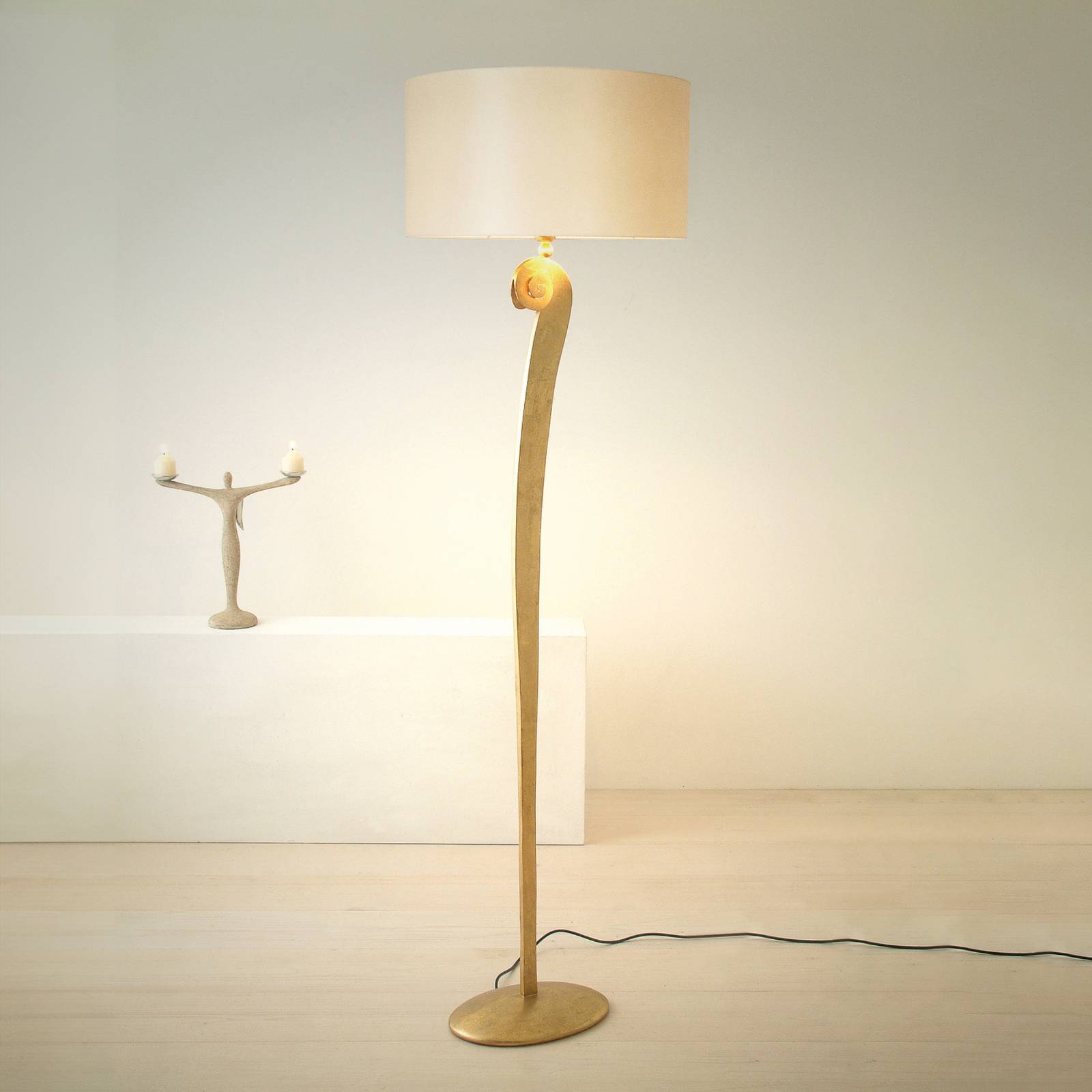 Stehleuchte Lino, goldfarben/ecru, Höhe 160 cm, Eisen Stehleuchte Lino, goldfarben/ecru, Höhe 160 cm, Eisen von Holländer