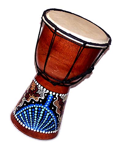 Holy Land Market Djembe-Trommel, handgeschnitzt, Natur- und Tiermotive, mittlere Größe, 25,4 cm hoch, importiert aus Jerusalem Holy Land Market Djembe-Trommel, handgeschnitzt, Natur- und Tiermotive, mittlere Größe, 25,4 cm hoch, importiert aus Jerusalem von Holy Land Market