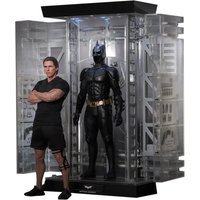 Hot Toys 1:6 Scale DC Comics The Dark Knight Rises Batman Armory and Bruce Wayne Statue Hot Toys 1:6 Scale DC Comics The Dark Knight Rises Batman Armory and Bruce Wayne Statue von Hot Toys