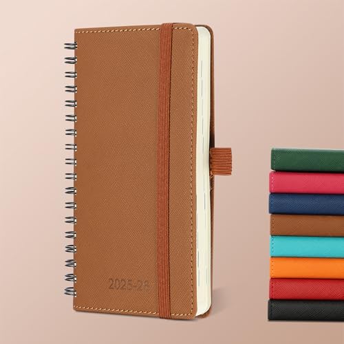 IN-LUXPRO Kalender 2025 2026 Wochenplaner,A6(16.6 x 9.7cm),18-Monate Buchkalender (Jul.2025-Dez.2026) Ringbuch mit Softcover,wochenkalender mit selbstklebendem Stifthalter,Braun. von IN-LUXPRO