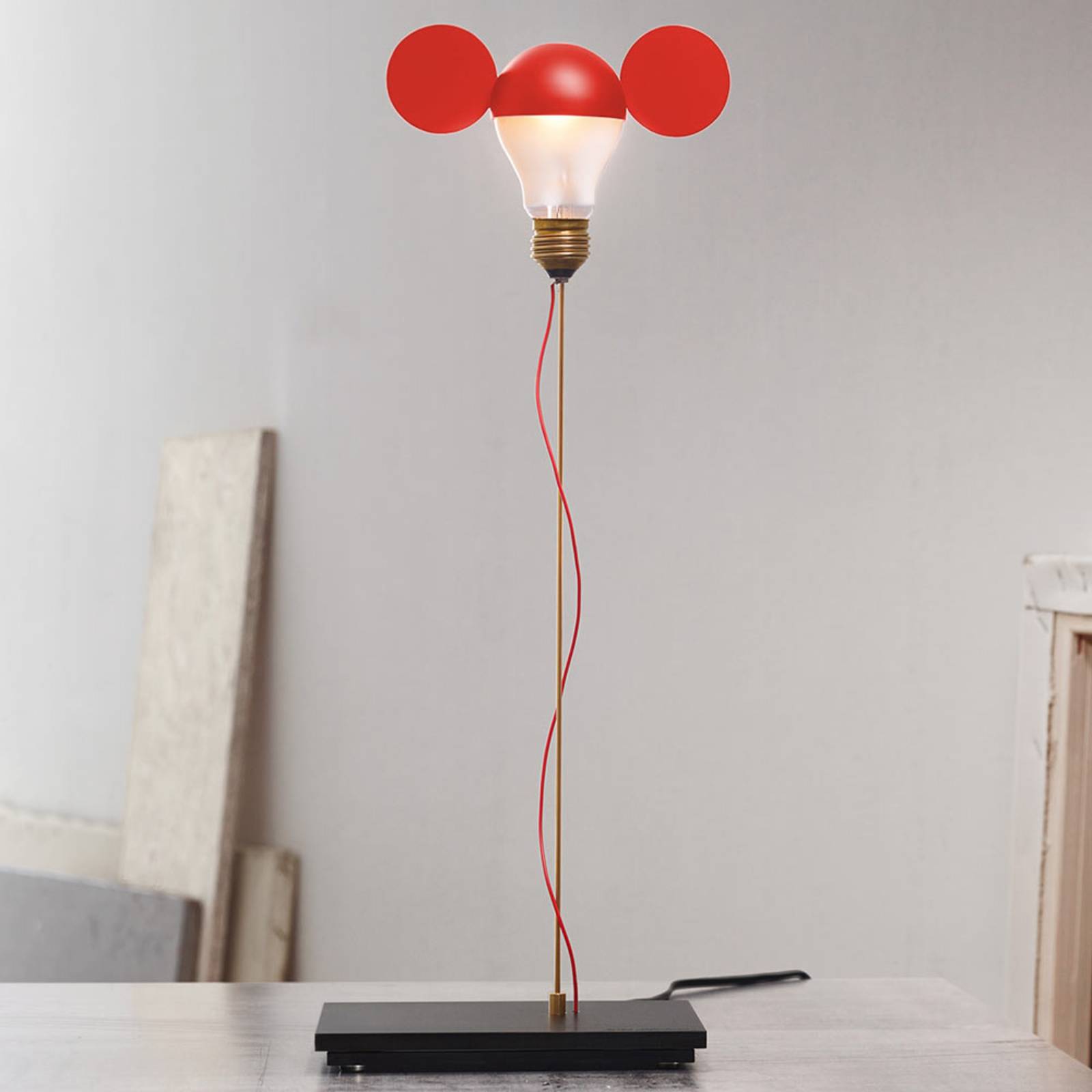 Ingo Maurer I Ricchi Poveri Toto Tischlampe, rot Ingo Maurer I Ricchi Poveri Toto Tischlampe, rot von Ingo Maurer