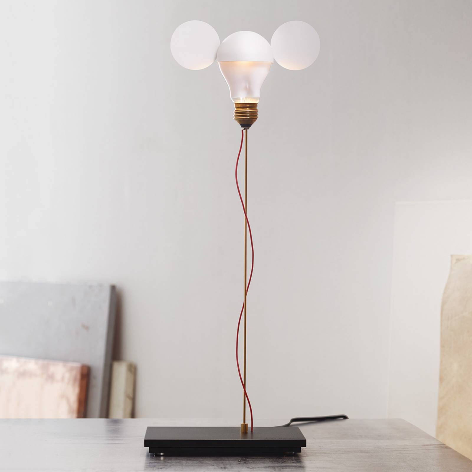 Ingo Maurer I Ricchi Poveri Toto Tischlampe, weiß Ingo Maurer I Ricchi Poveri Toto Tischlampe, weiß von Ingo Maurer
