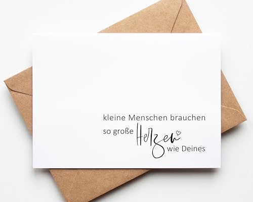 KAMEWI® Postkarte GROßE HERZEN Statement | Inkl. Briefumschlag aus Kraftpapier | Geschenk Erzieherin Lehrerin Kita Kindergarten Tagesmutter Patentante von KAMEWI