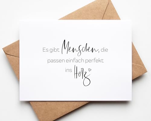 KAMEWI® Postkarte PERFEKT INS HERZ Statement | Inkl. Briefumschlag aus Kraftpapier | Freundschaft Herzensmensch beste Freundin Trauzeugin Patentante von KAMEWI