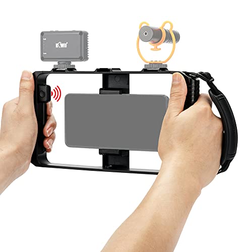 Smartphone Video Rig mit Handgriff, Stabilisator-Käfig mit Gurt, Kabellose Fernbedienung für Videomaker Vlog, Kompatibel mit iPhone 13 12 11 XS X XR 8+ 8 7+ 7 6S+ 6S Galaxy Mate MI, Breite 55-90mm Smartphone Video Rig mit Handgriff, Stabilisator-Käfig mit Gurt, Kabellose Fernbedienung für Videomaker Vlog, Kompatibel mit iPhone 13 12 11 XS X XR 8+ 8 7+ 7 6S+ 6S Galaxy Mate MI, Breite 55-90mm von KIWIFOTOS