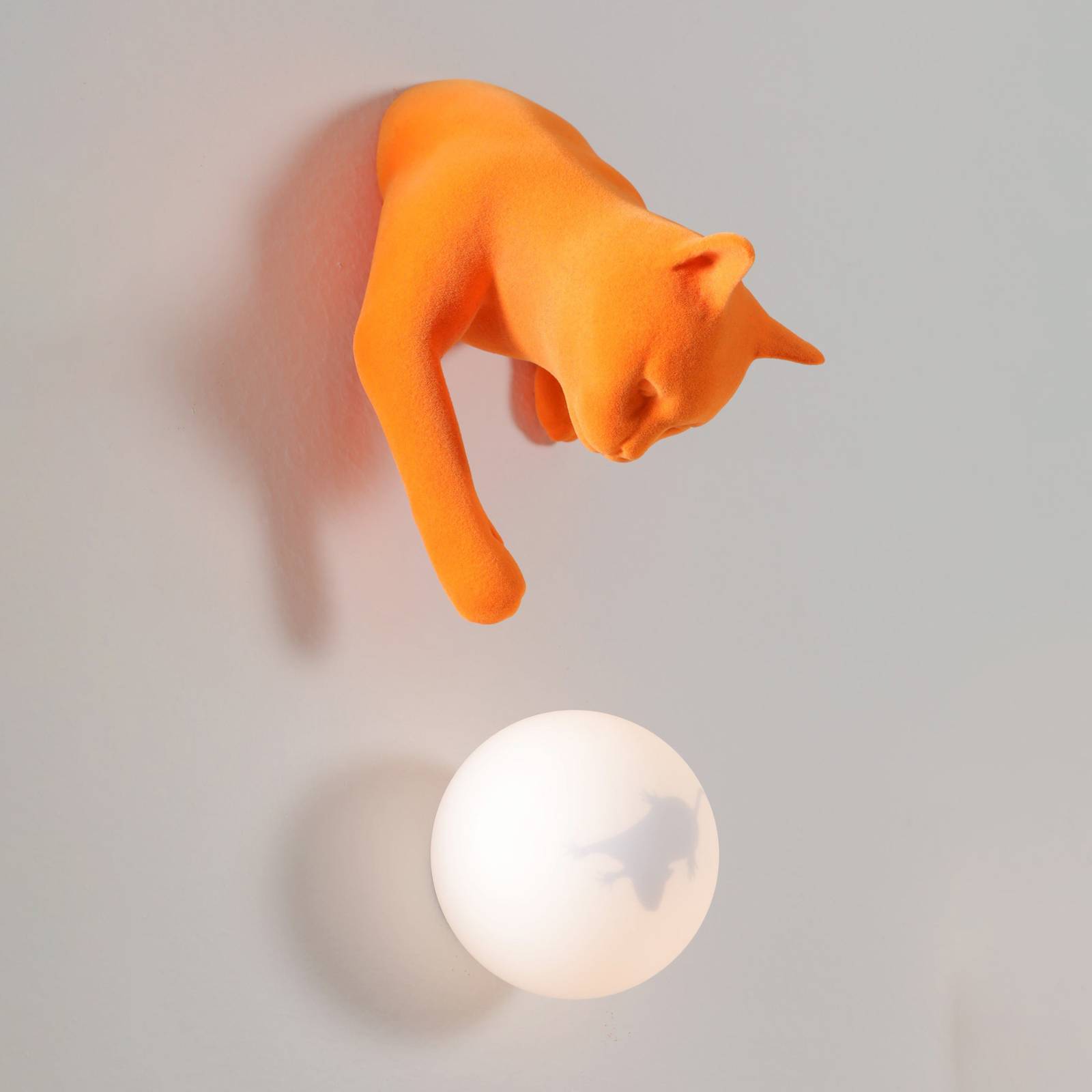 Karman Wandleuchte Maoo, Keramik orange, Glas, Katzenfigur Karman Wandleuchte Maoo, Keramik orange, Glas, Katzenfigur von Karman