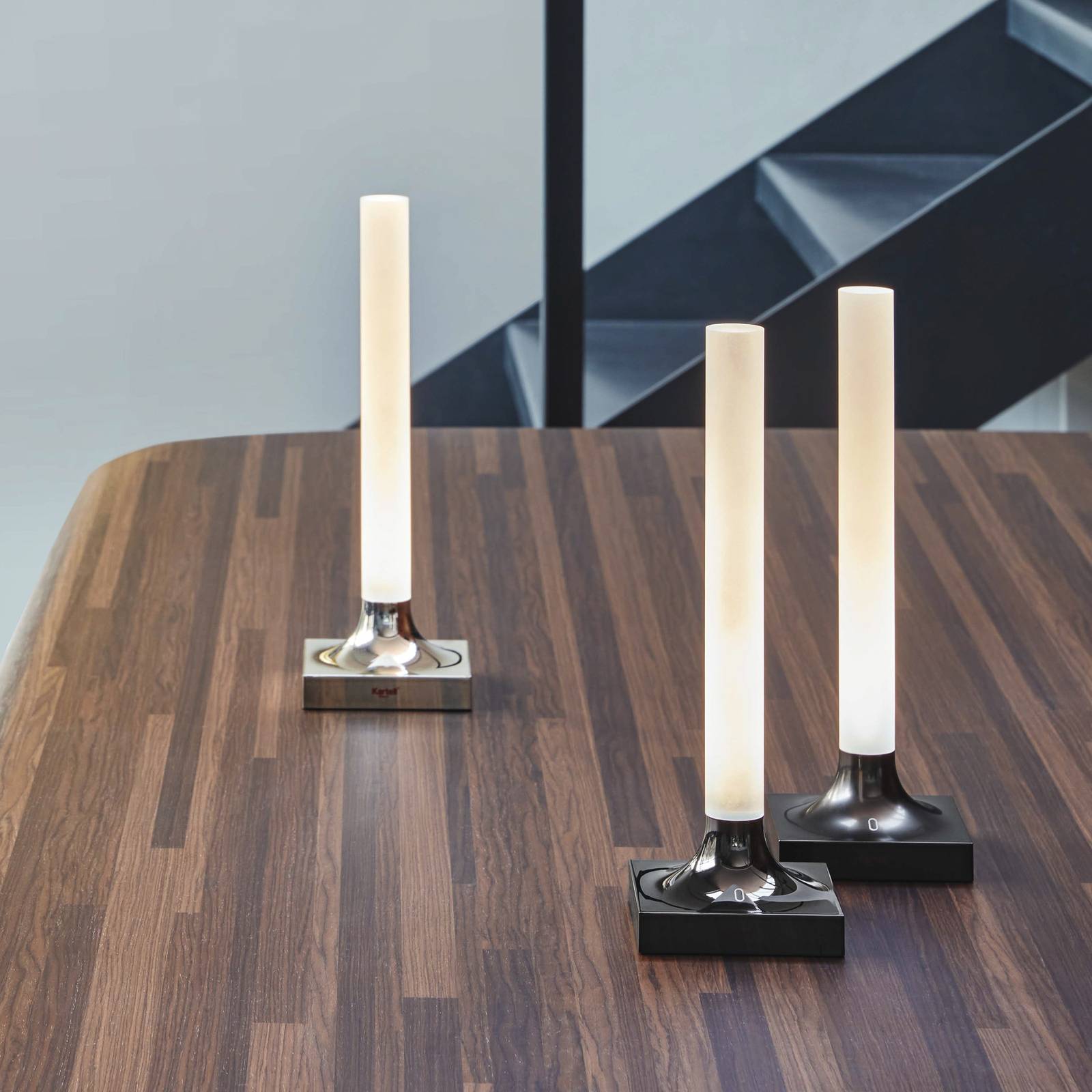 Kartell Goodnight Tischleuchte IP20 titan metallic Kartell Goodnight Tischleuchte IP20 titan metallic von Kartell