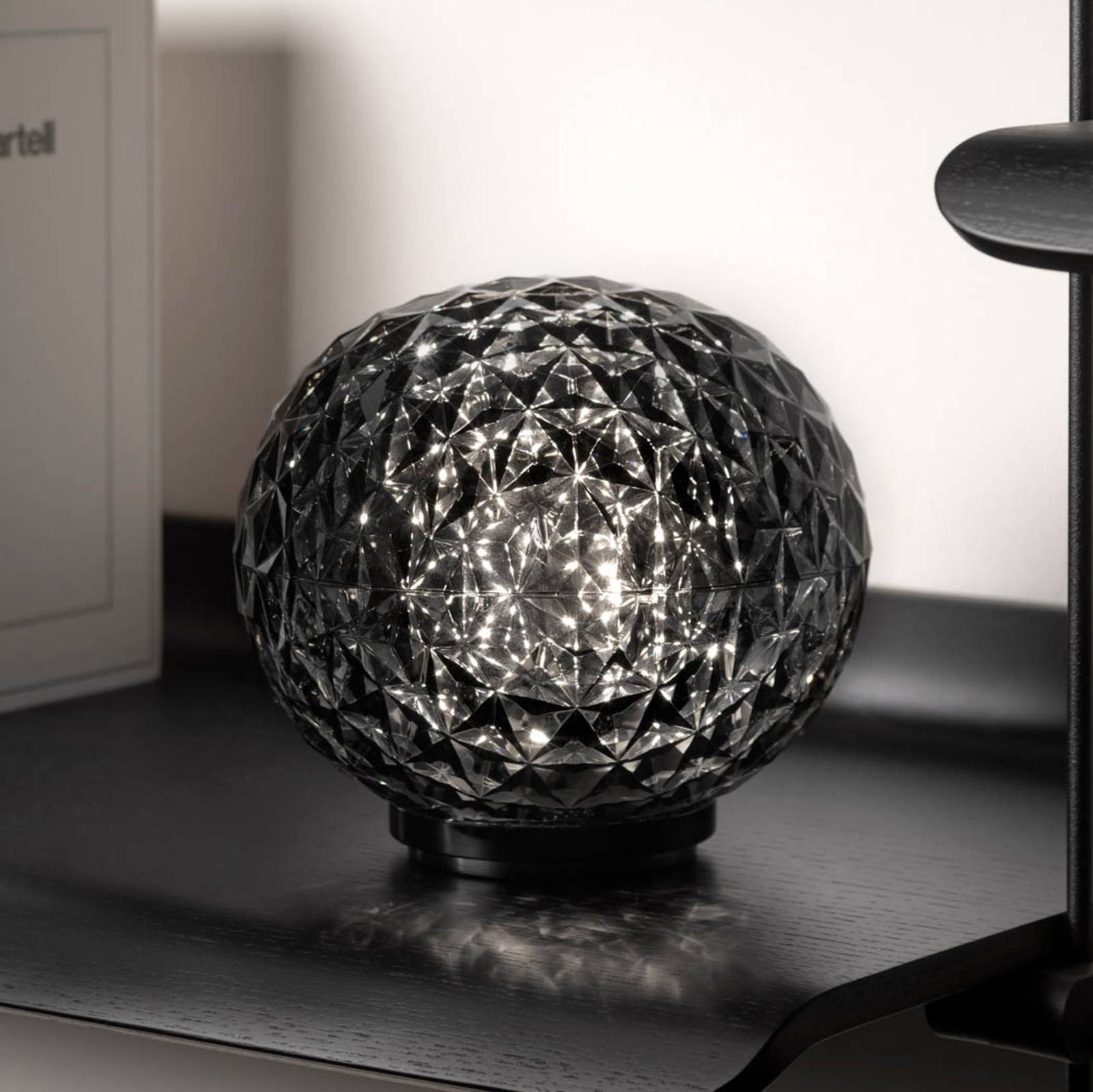 Kartell Mini Planet LED-Tischleuchte, rauchgrau von Kartell