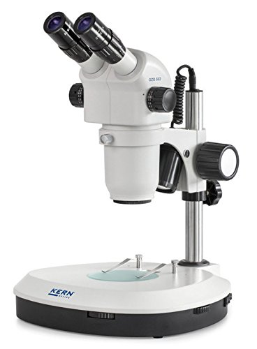 Stereo-Zoom Mikroskop [Kern OZO 552] Das Hochwertige für flexible und professionelle Anwender, Tubus: Binokular, Okular: HSWF 10x Ø23 mm, Sehfeld: Ø28,75 - 3,3 mm, Objektiv: 0,8x - 7x, Ständer: Säule, Beleuchtung: 3W LED (Auflicht); 3W LED (Durchlicht) von Kern