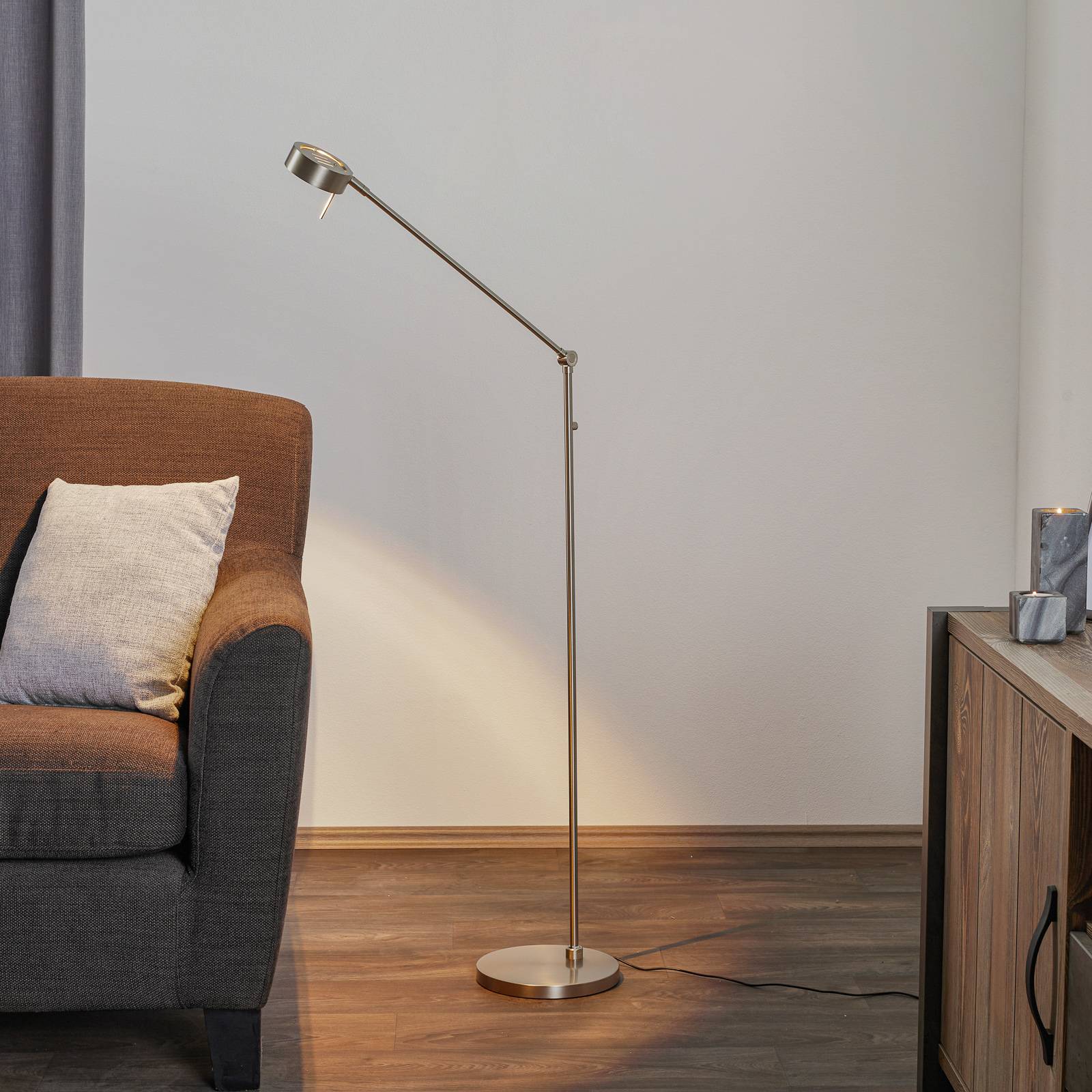 Dreigelenkige LED-Stehleuchte Elegance, nickel Dreigelenkige LED-Stehleuchte Elegance, nickel von Knapstein