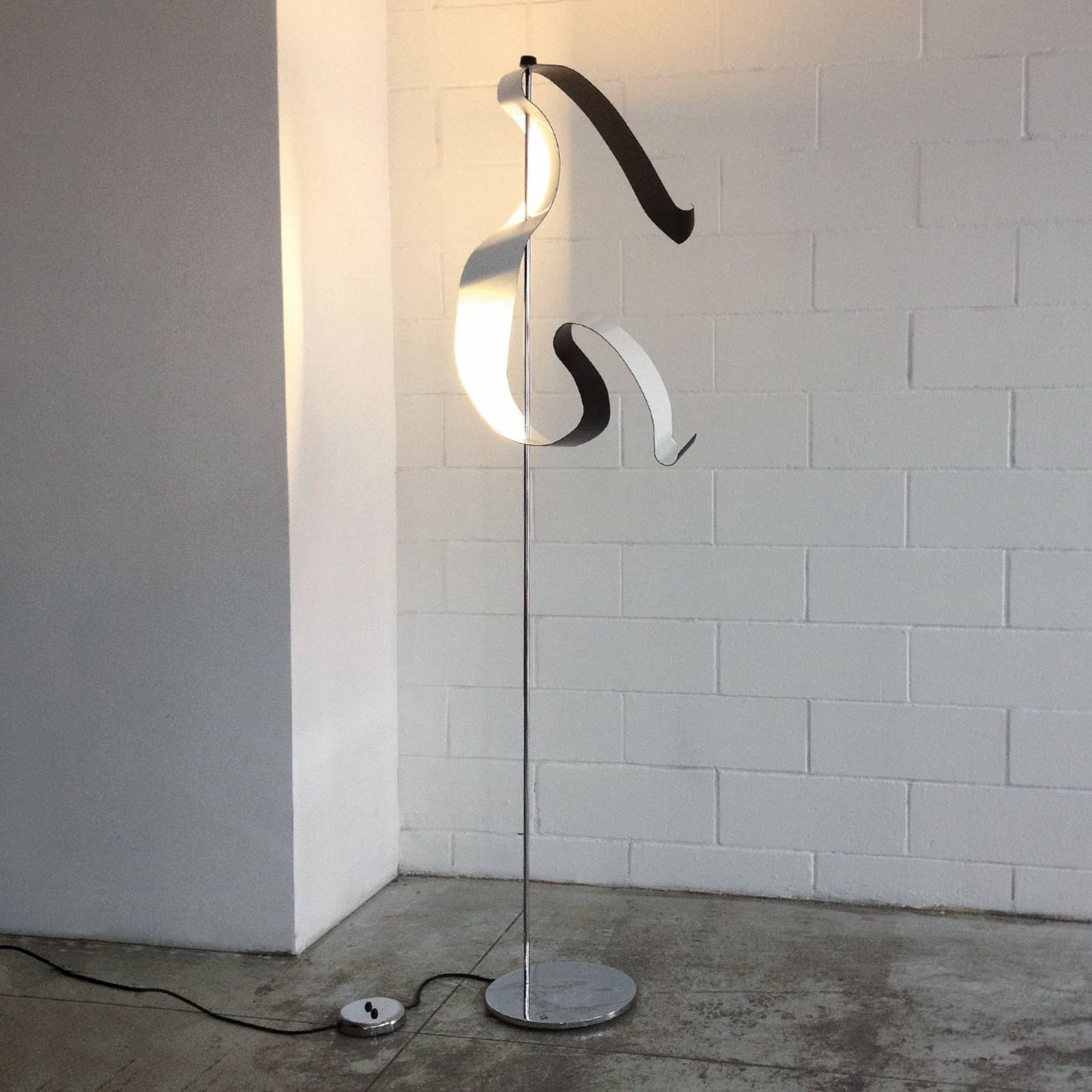 Knikerboker Curve LED-Stehlampe mit Blattsilber Knikerboker Curve LED-Stehlampe mit Blattsilber von Knikerboker