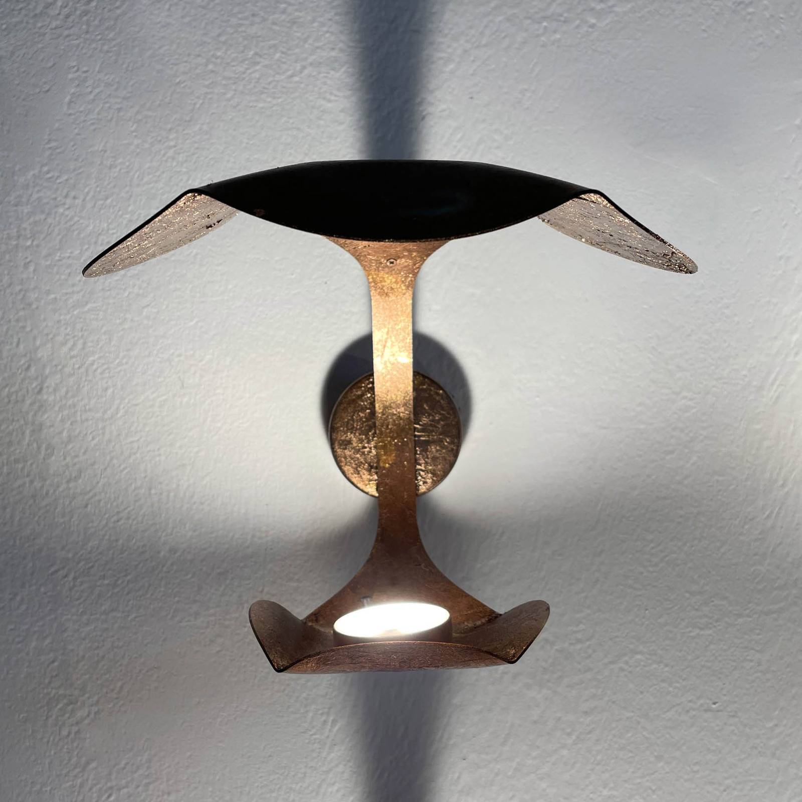 Knikerboker Le Gigine LED-Wandleuchte, Blattbronze von Knikerboker