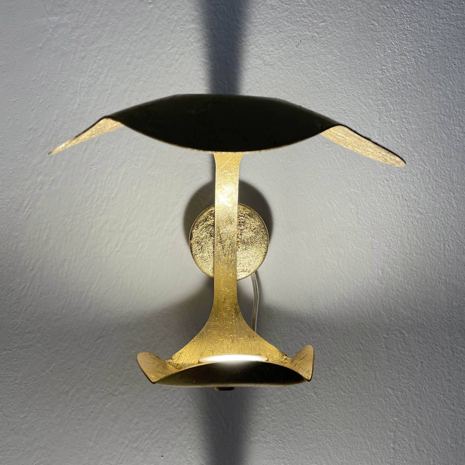 Knikerboker Le Gigine LED-Wandleuchte, Blattgold Knikerboker Le Gigine LED-Wandleuchte, Blattgold von Knikerboker