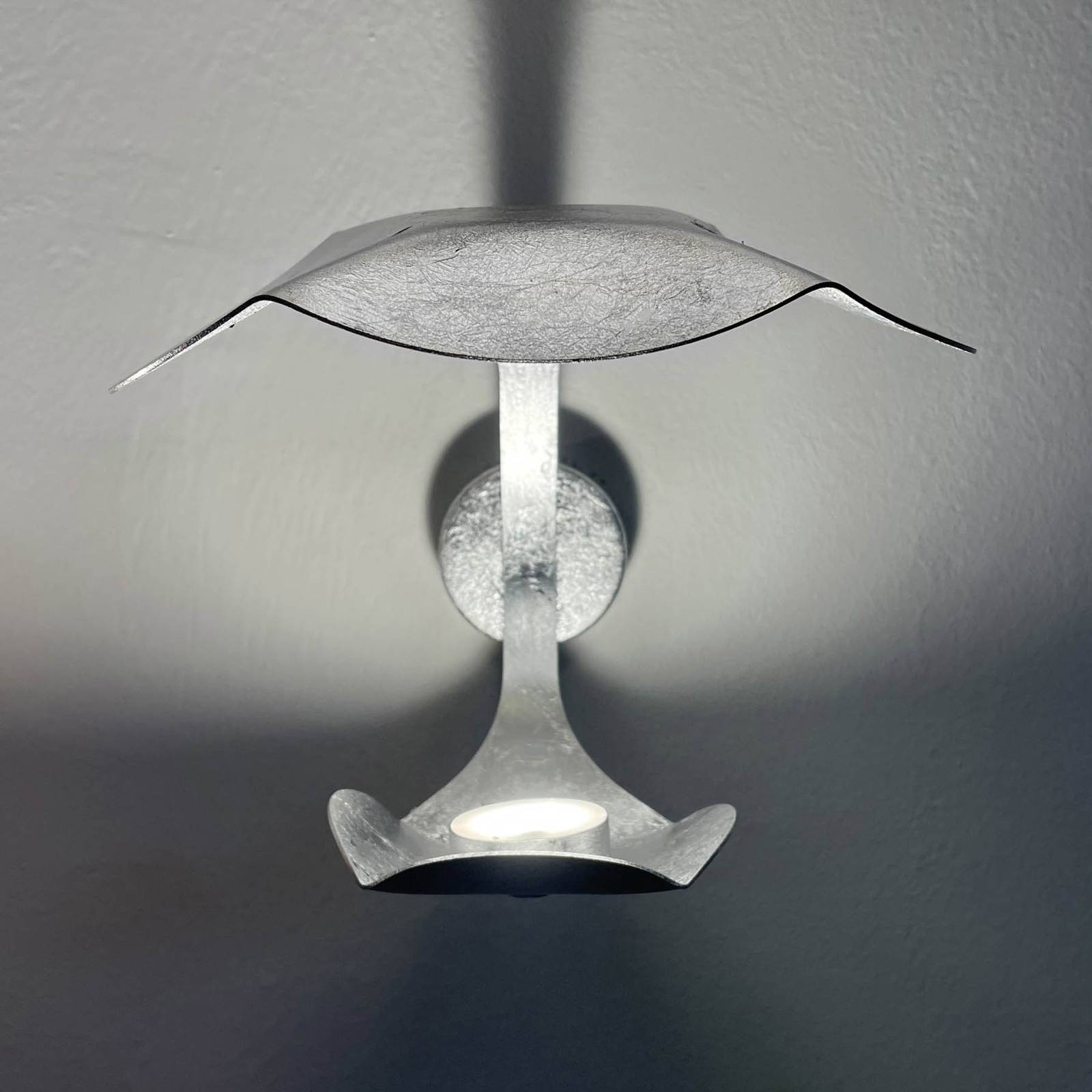 Knikerboker Le Gigine LED-Wandleuchte, Blattsilber Knikerboker Le Gigine LED-Wandleuchte, Blattsilber von Knikerboker