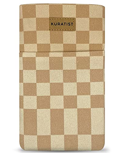 Kuratist Handy-Tasche 'AHOI' - Universell kompatibel z.B. iPhone 15/14/13 or Pro, Galaxy S24/S23, Xiaomi 14/13 - Handgefertigt aus Baumwoll-Canvas - Mit Schutzklappe - Beige Checkers Kuratist Handy-Tasche 'AHOI' - Universell kompatibel z.B. iPhone 15/14/13 or Pro, Galaxy S24/S23, Xiaomi 14/13 - Handgefertigt aus Baumwoll-Canvas - Mit Schutzklappe - Beige Checkers von Kuratist
