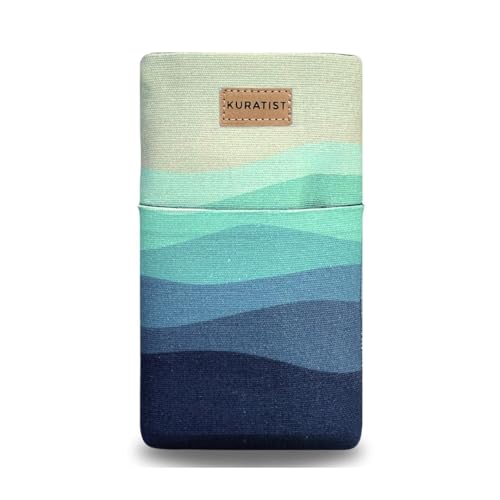 Kuratist Handy-Tasche 'AHOI' - Universell kompatibel (z.B. iPhone 15/14/13) - Handgefertigt aus Baumwoll-Canvas - Mit Schutzklappe (Medium) (Deep Sea) von Kuratist