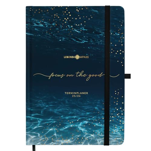 Lebenskompass Kalender 2025 2026 A5 ”DIVE” - Hardcover Buchkalender von Juli 2024 bis Dezember 2025 - Dein Wochenplaner & Terminplaner für 18 Monate Lebenskompass Kalender 2025 2026 A5 ”DIVE” - Hardcover Buchkalender von Juli 2024 bis Dezember 2025 - Dein Wochenplaner & Terminplaner für 18 Monate von LEBENSKOMPASS