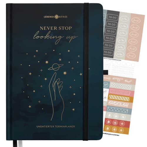 Lebenskompass Terminplaner Undatiert A5 ”STARGAZING” - Schöner Hardcover Kalender ohne Datum - Terminkalender mit Stifthalter, Froschtasche + Extras von LEBENSKOMPASS