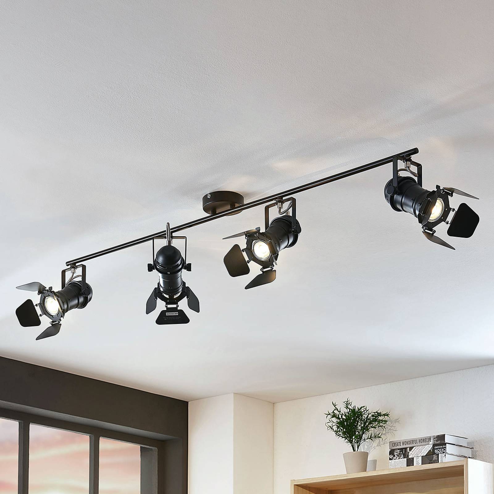 Lindby Deckenstrahler Tilen, 4-flg., schwarz, Metall, 125cm Lindby Deckenstrahler Tilen, 4-flg., schwarz, Metall, 125cm von LINDBY