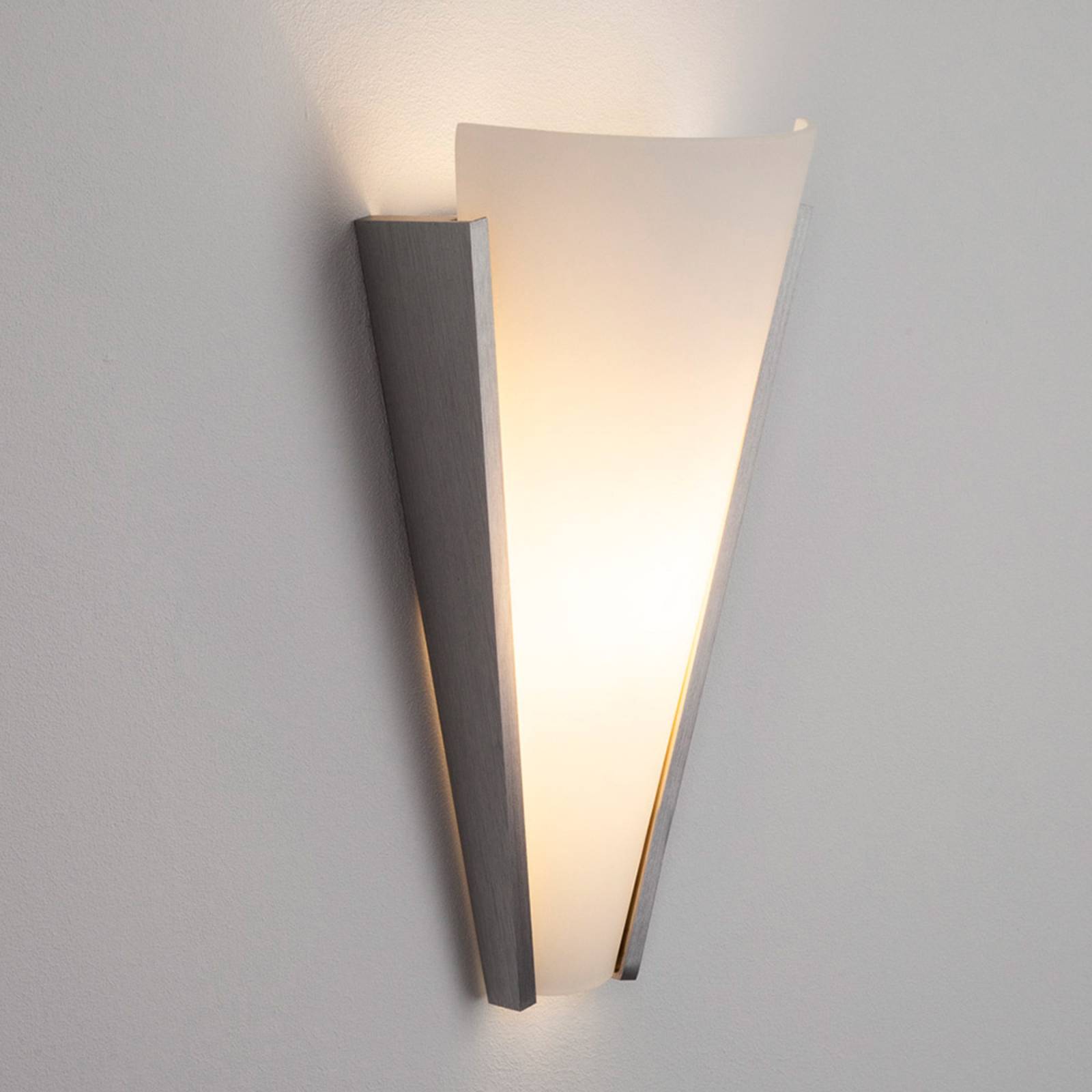 Lindby Wandleuchte Magnus, weiß, Glas, Höhe 31 cm, E14 Lindby Wandleuchte Magnus, weiß, Glas, Höhe 31 cm, E14 von LINDBY