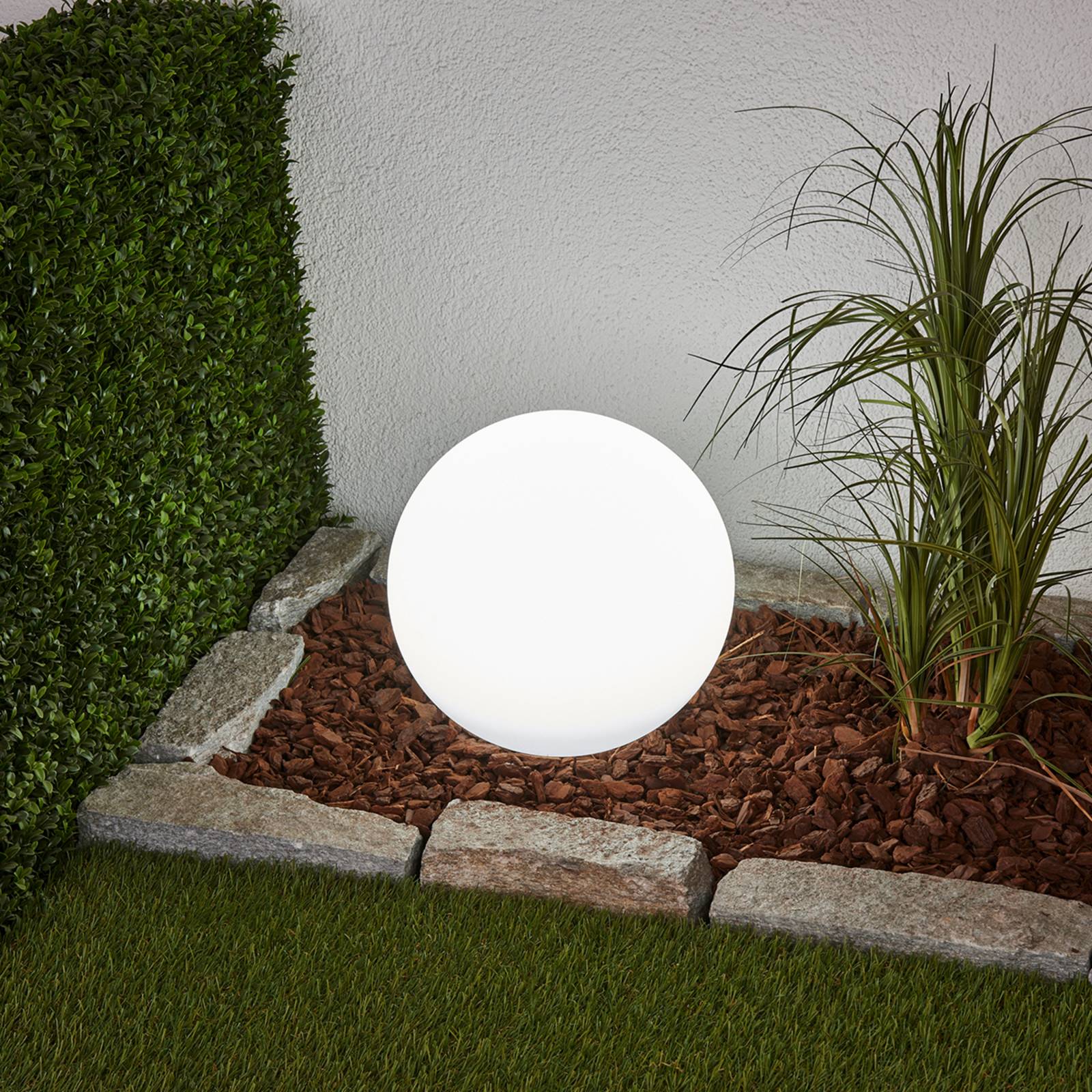 Lindby LED-Solarlampe Lago, Ø 30 cm, Kugel, Erdspieß, weiß Lindby LED-Solarlampe Lago, Ø 30 cm, Kugel, Erdspieß, weiß von LINDBY