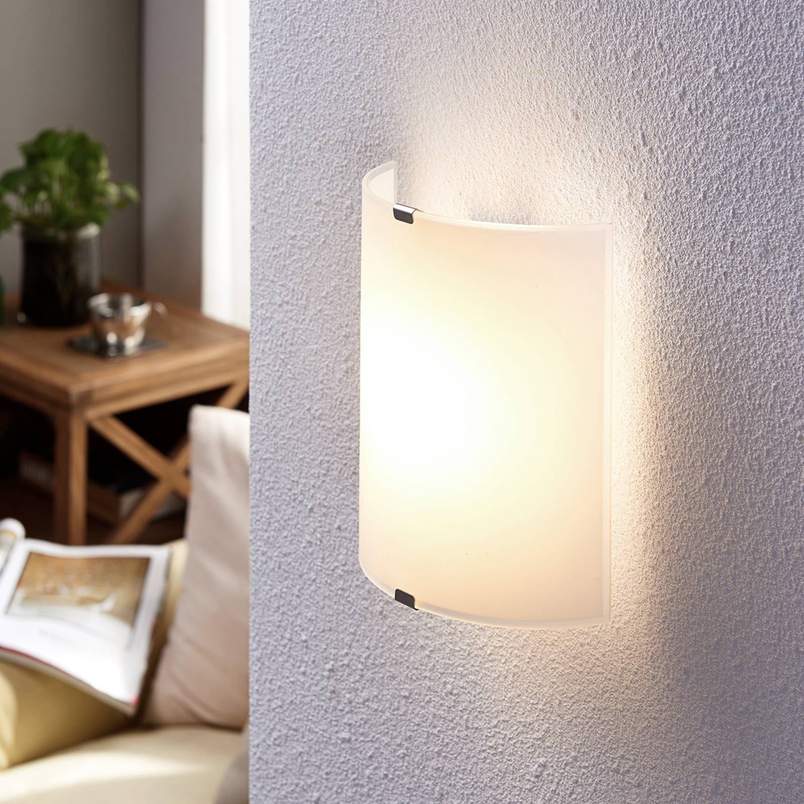 Lindby LED-Wandleuchte Helmi, Höhe 21 cm, Glas, halbrund Lindby LED-Wandleuchte Helmi, Höhe 21 cm, Glas, halbrund von LINDBY