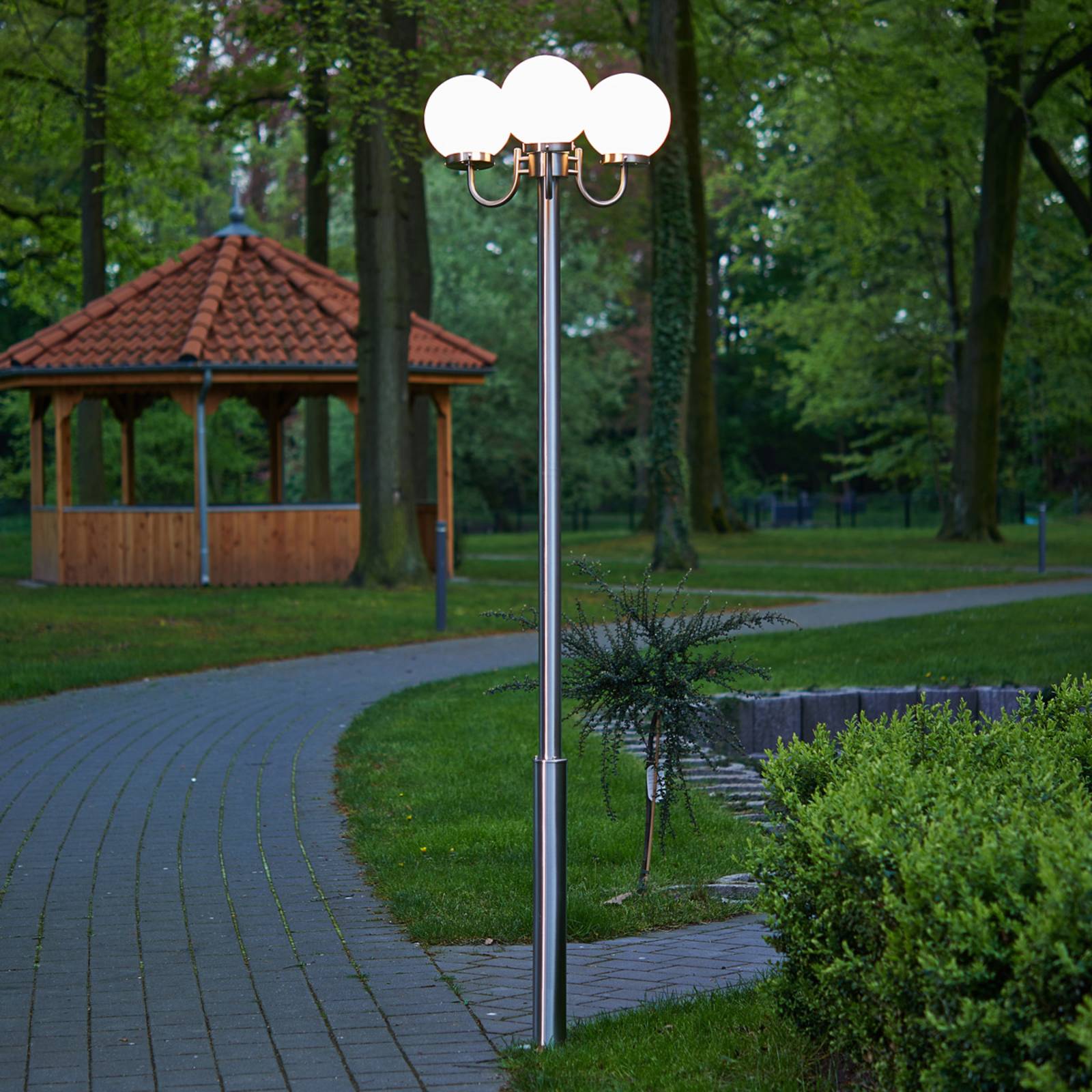 Lindby Außenleuchte Samuel, 218 cm, 3-flg., Kugel, E27, IP44 Lindby Außenleuchte Samuel, 218 cm, 3-flg., Kugel, E27, IP44 von LINDBY