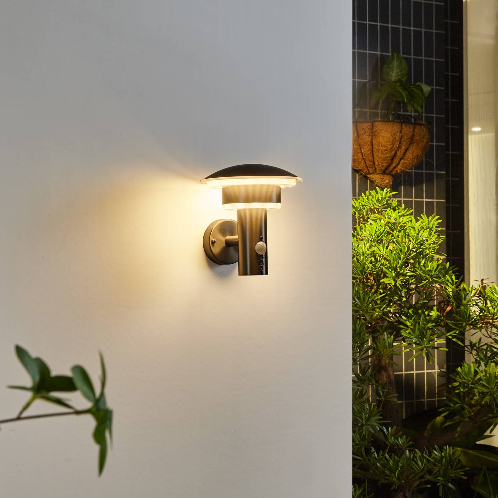 Lindby LED-Außenwandleuchte Lillie, Sensor, Höhe 19cm Lindby LED-Außenwandleuchte Lillie, Sensor, Höhe 19cm von LINDBY