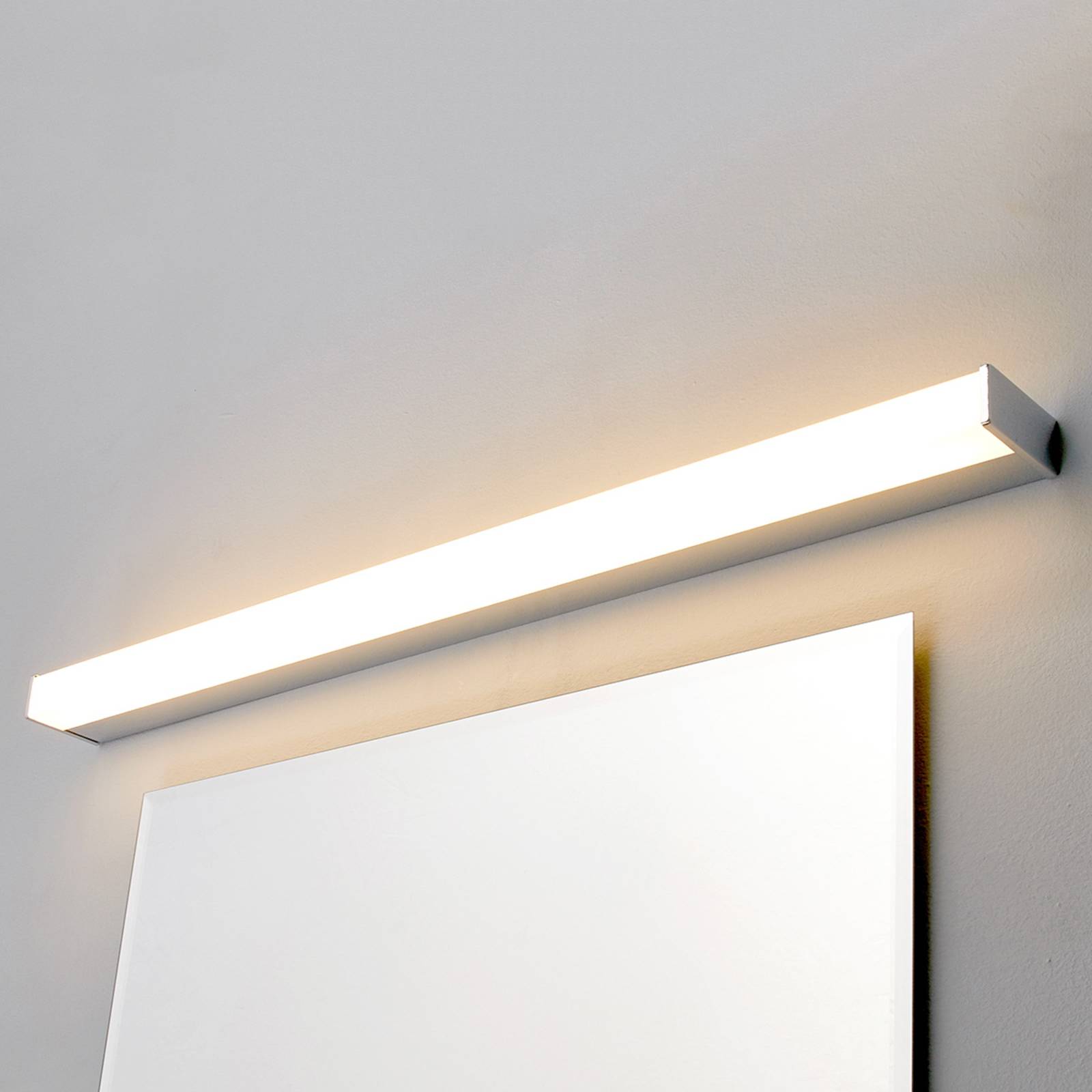 Lindby LED-Wandlampe Philippa, eckig, 89 cm, chrom, IP44 Lindby LED-Wandlampe Philippa, eckig, 89 cm, chrom, IP44 von LINDBY