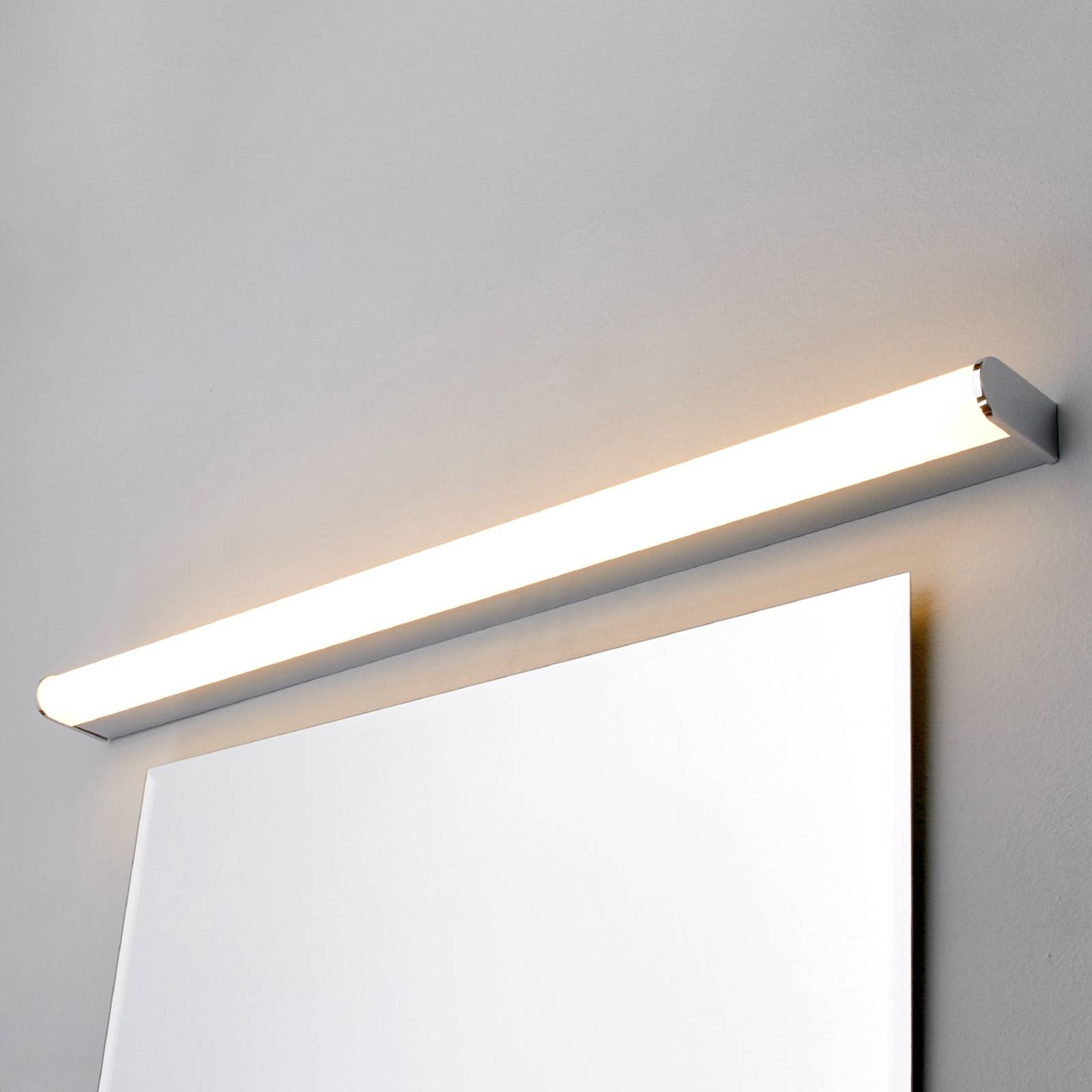 Lindby LED-Wandlampe Philippa, abgerundet, 88cm, chrom, IP44 Lindby LED-Wandlampe Philippa, abgerundet, 88cm, chrom, IP44 von LINDBY