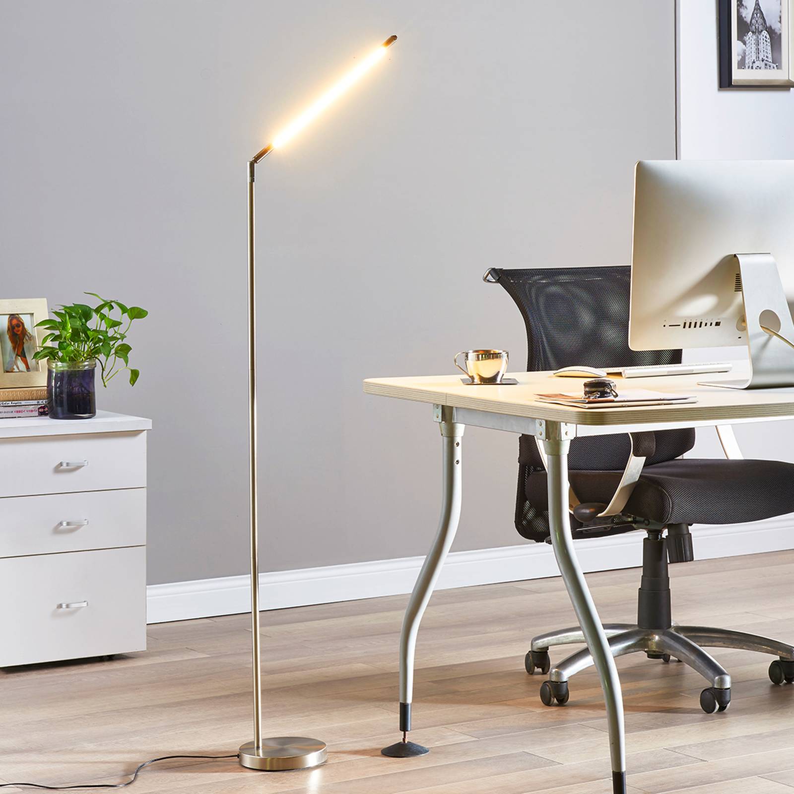Lindby LED-Stehleuchte Jabbo, 163 cm, nickel, Metall Lindby LED-Stehleuchte Jabbo, 163 cm, nickel, Metall von LINDBY