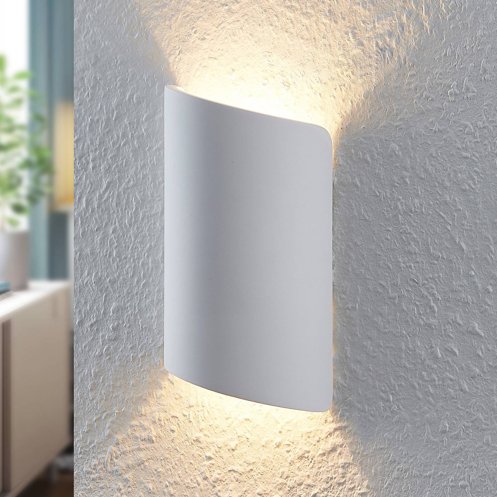 Lindby Akumo LED-Wandleuchte aus Gips von LINDBY