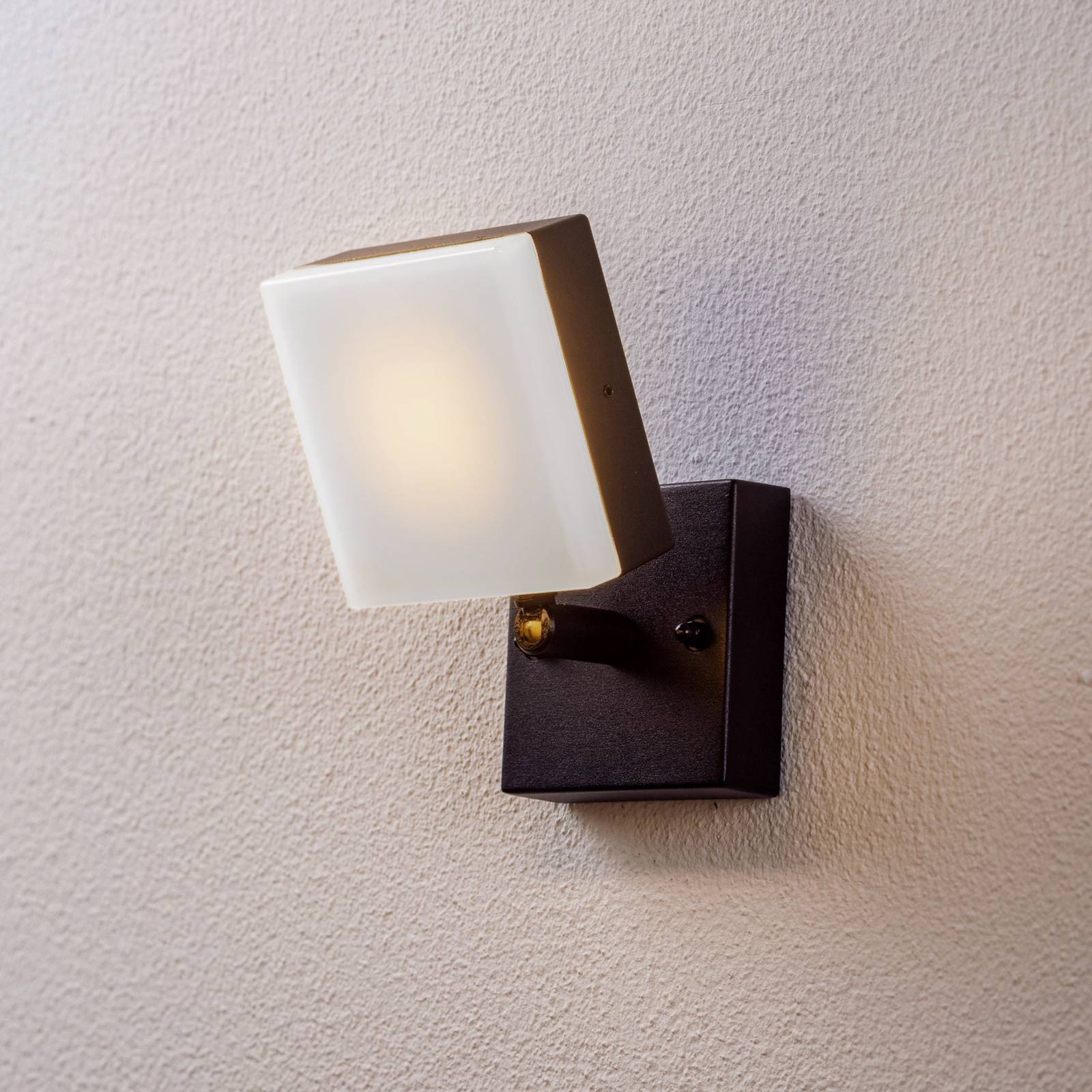 Lindby Amya Außen-Wandleuchte aus Aluminium, eckig Lindby Amya Außen-Wandleuchte aus Aluminium, eckig von LINDBY