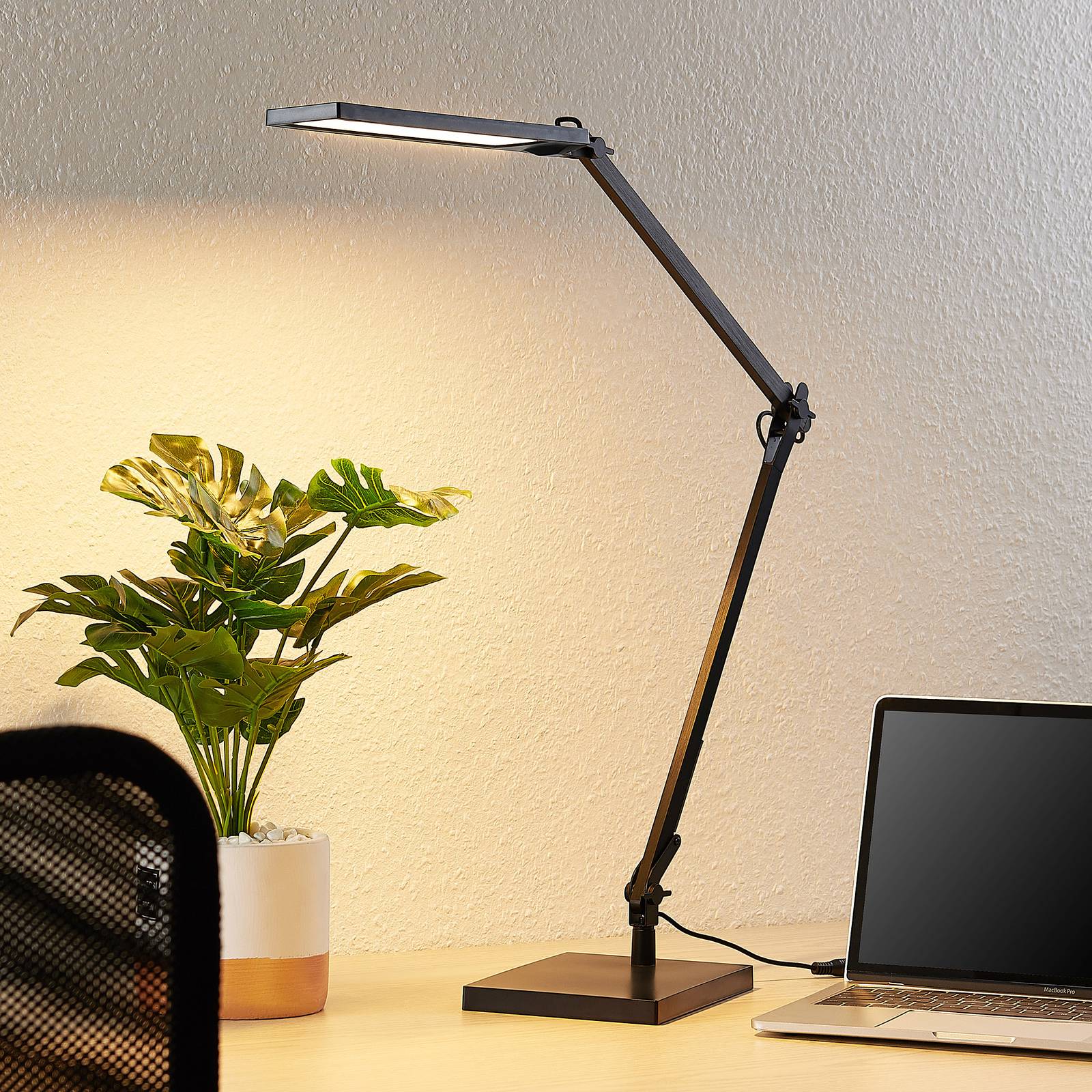 Lindby Antisa LED-Schreibtischlampe CCT mit Dimmer von LINDBY