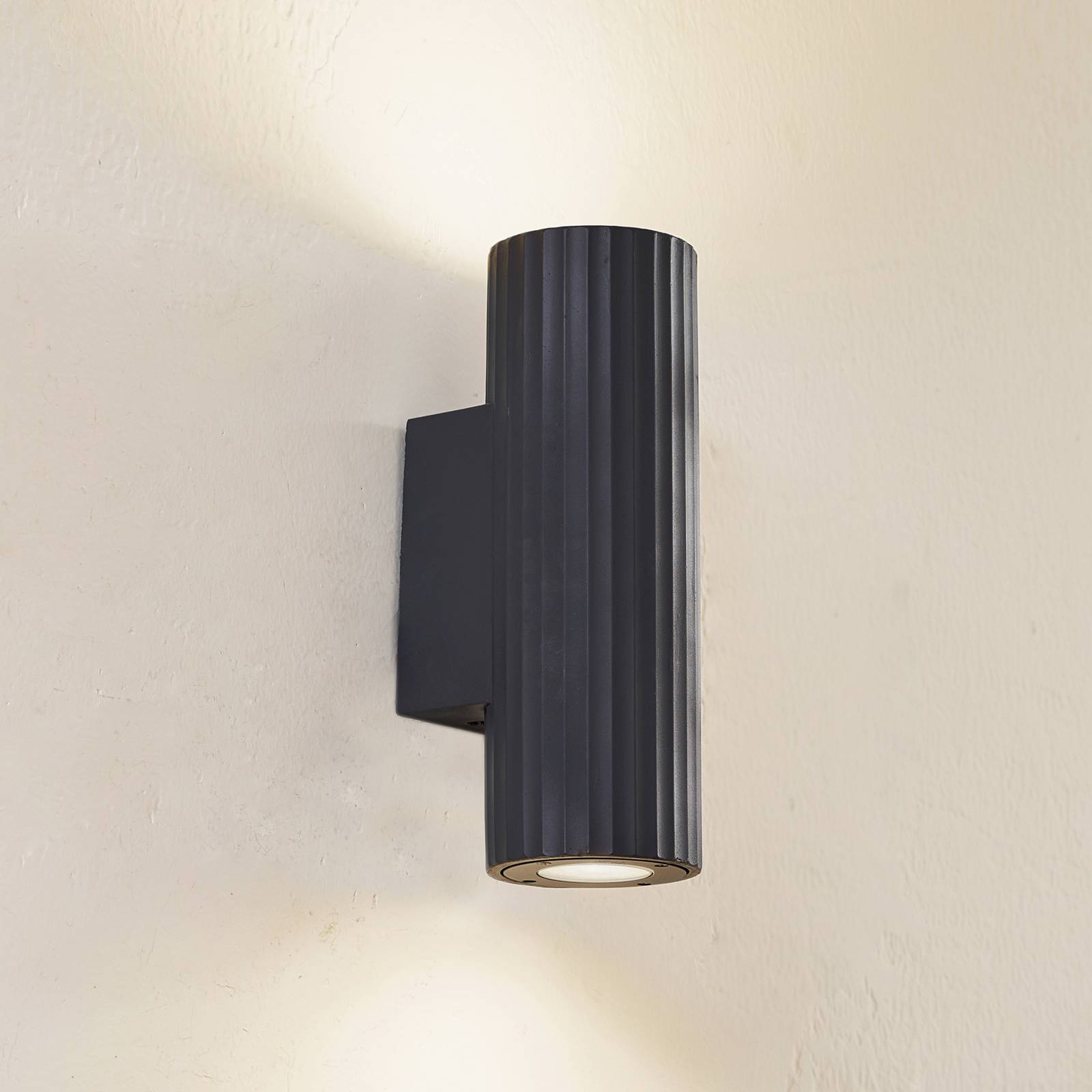Lindby Wandleuchte Christa, anthrazit, Beton, 25cm, Riffel Lindby Wandleuchte Christa, anthrazit, Beton, 25cm, Riffel von LINDBY
