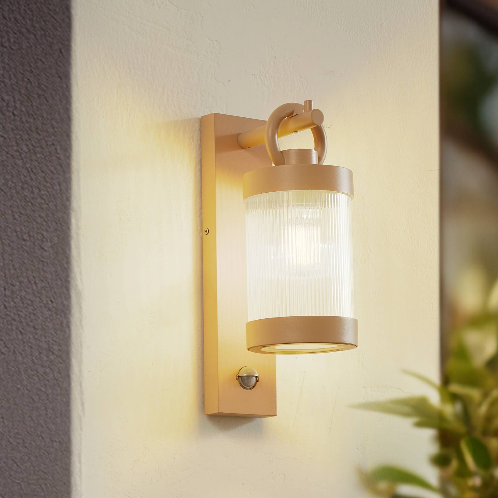 Lindby Außenwandleuchte Yrene, 20 cm, beige, Sensor, Riffle Lindby Außenwandleuchte Yrene, 20 cm, beige, Sensor, Riffle von LINDBY