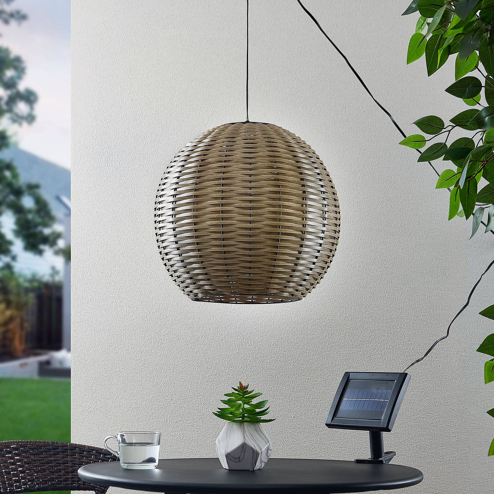 Lindby Catrica LED-Solar-Pendellampe, Rattanoptik von LINDBY