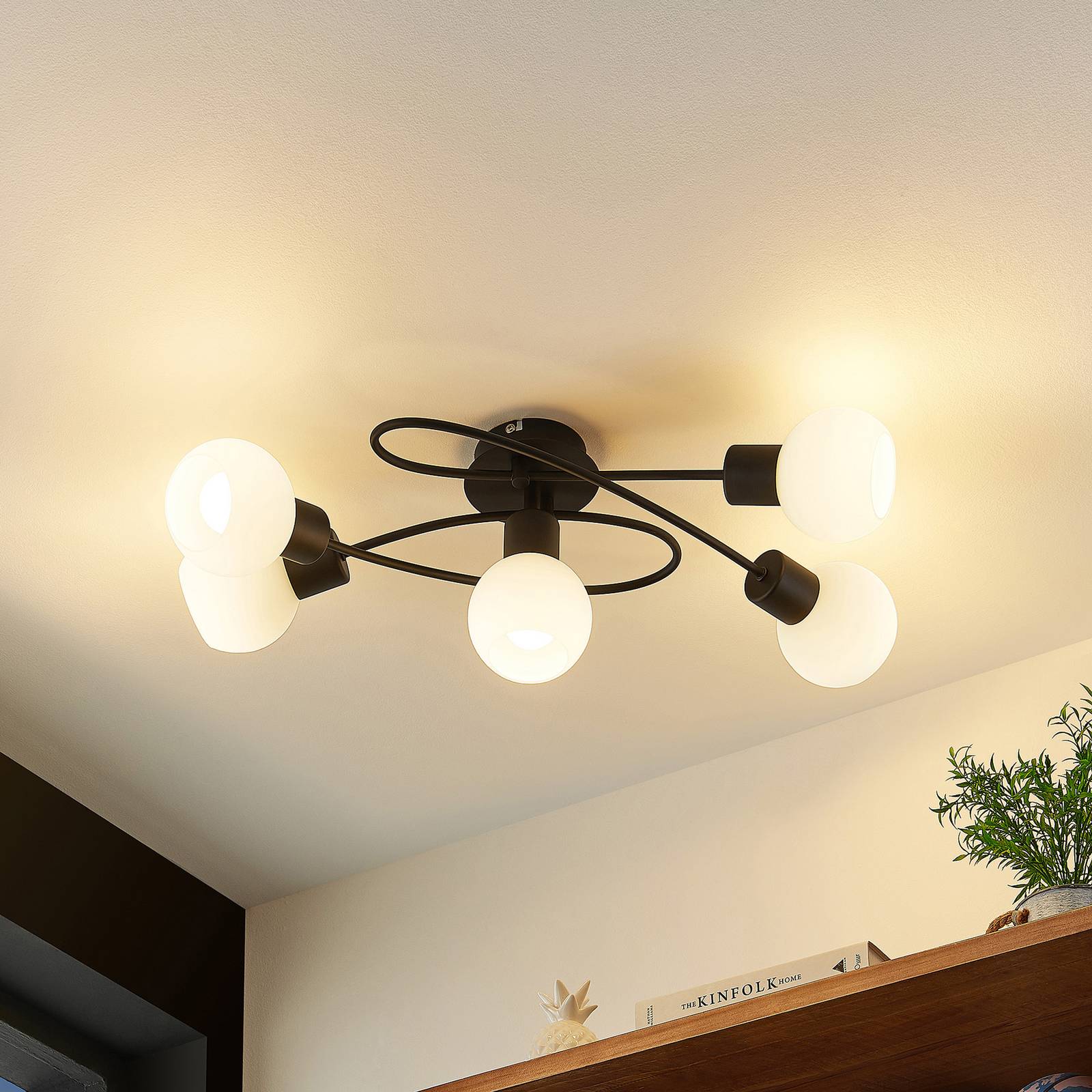 Lindby Deckenlampe Elaina, 66 cm, 5-flg., schwarz/weiß, E14 Lindby Deckenlampe Elaina, 66 cm, 5-flg., schwarz/weiß, E14 von LINDBY